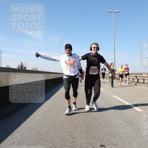03.10.2025 - Köhlbrandbrückenlauf Yannick Fuchs http://msf.ph/oto/9195402 03.10.2025 11:59:25 Position 3 5329, 5328 meine-sportfotos.de