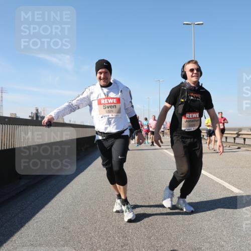 03.10.2025 - Köhlbrandbrückenlauf Yannick Fuchs http://msf.ph/oto/9195403 03.10.2025 11:59:25 Position 3 5329, 5328 meine-sportfotos.de