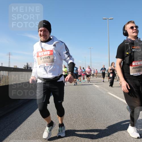 03.10.2025 - Köhlbrandbrückenlauf Yannick Fuchs http://msf.ph/oto/9195405 03.10.2025 11:59:25 Position 3 5329, 5328 meine-sportfotos.de