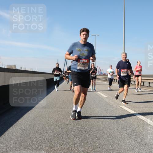 03.10.2025 - Köhlbrandbrückenlauf Yannick Fuchs http://msf.ph/oto/9195432 03.10.2025 11:59:32 Position 3 4725 meine-sportfotos.de