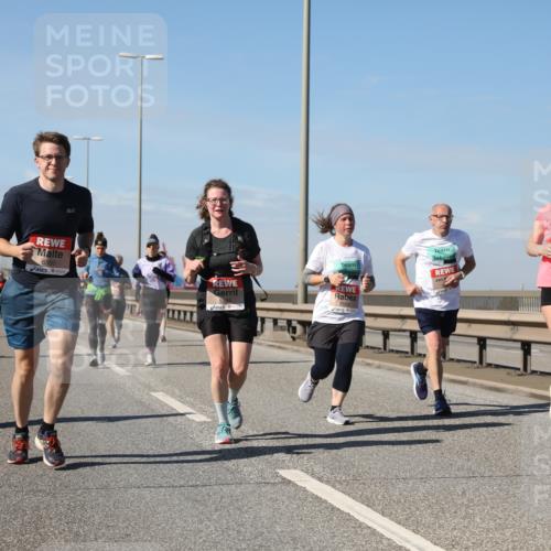 03.10.2025 - Köhlbrandbrückenlauf Yannick Fuchs http://msf.ph/oto/9195438 03.10.2025 11:59:34 Position 3 6500, 4139, 6136, 5144 meine-sportfotos.de
