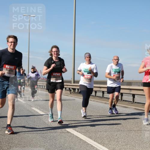 03.10.2025 - Köhlbrandbrückenlauf Yannick Fuchs http://msf.ph/oto/9195439 03.10.2025 11:59:34 Position 3 6500, 5144, 613, 4139 meine-sportfotos.de
