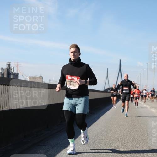 03.10.2025 - Köhlbrandbrückenlauf Yannick Fuchs http://msf.ph/oto/9195445 03.10.2025 11:59:36 Position 3 4143 meine-sportfotos.de