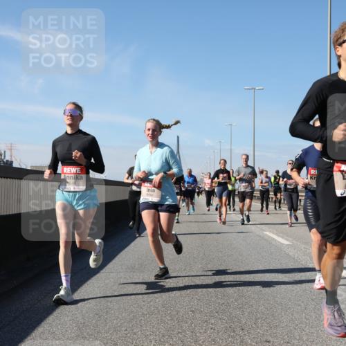 03.10.2025 - Köhlbrandbrückenlauf Yannick Fuchs http://msf.ph/oto/9195516 03.10.2025 11:59:53 Position 3 5648, 6650, 6645 meine-sportfotos.de