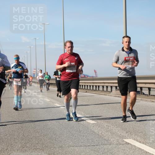 03.10.2025 - Köhlbrandbrückenlauf Yannick Fuchs http://msf.ph/oto/9195555 03.10.2025 12:00:01 Position 3 4393, 5483, 5917 meine-sportfotos.de
