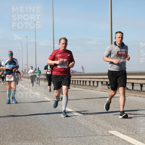 03.10.2025 - Köhlbrandbrückenlauf Yannick Fuchs http://msf.ph/oto/9195556 03.10.2025 12:00:02 Position 3 4393, 5483, 5917 meine-sportfotos.de