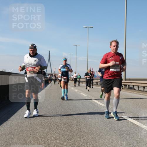 03.10.2025 - Köhlbrandbrückenlauf Yannick Fuchs http://msf.ph/oto/9195561 03.10.2025 12:00:03 Position 3 4393, 5483, 5917 meine-sportfotos.de
