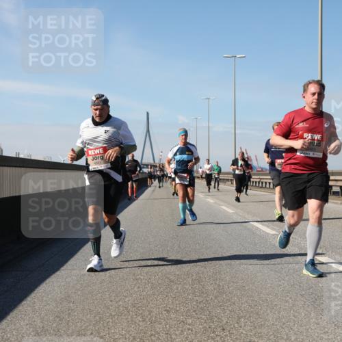 03.10.2025 - Köhlbrandbrückenlauf Yannick Fuchs http://msf.ph/oto/9195562 03.10.2025 12:00:03 Position 3 4393, 5483 meine-sportfotos.de
