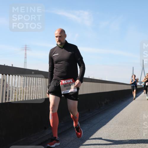 03.10.2025 - Köhlbrandbrückenlauf Yannick Fuchs http://msf.ph/oto/9195600 03.10.2025 12:00:15 Position 3 4339 meine-sportfotos.de