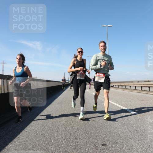 03.10.2025 - Köhlbrandbrückenlauf Yannick Fuchs http://msf.ph/oto/9195624 03.10.2025 12:00:20 Position 3 6678, 6675 meine-sportfotos.de