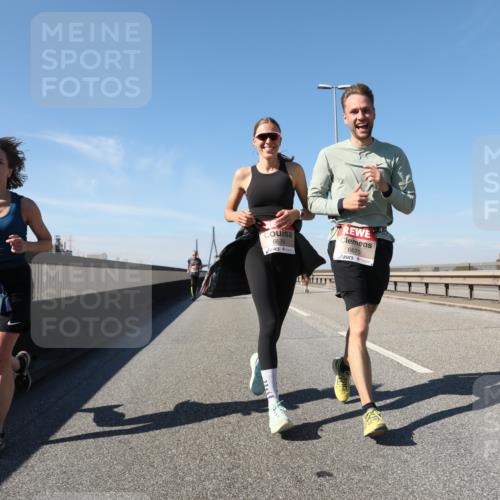 03.10.2025 - Köhlbrandbrückenlauf Yannick Fuchs http://msf.ph/oto/9195626 03.10.2025 12:00:21 Position 3 6676, 6675 meine-sportfotos.de