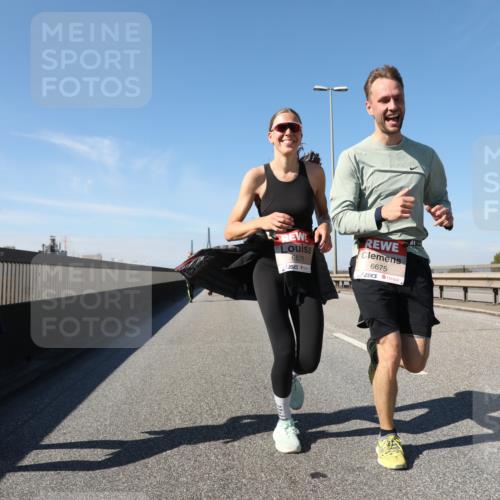 03.10.2025 - Köhlbrandbrückenlauf Yannick Fuchs http://msf.ph/oto/9195627 03.10.2025 12:00:21 Position 3 6676, 6675 meine-sportfotos.de
