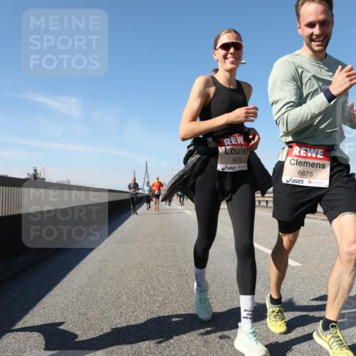 03.10.2025 - Köhlbrandbrückenlauf Yannick Fuchs http://msf.ph/oto/9195628 03.10.2025 12:00:21 Position 3 6676, 6675 meine-sportfotos.de