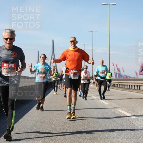 03.10.2025 - Köhlbrandbrückenlauf Yannick Fuchs http://msf.ph/oto/9195638 03.10.2025 12:00:24 Position 3 5850, 5672, 6620 meine-sportfotos.de