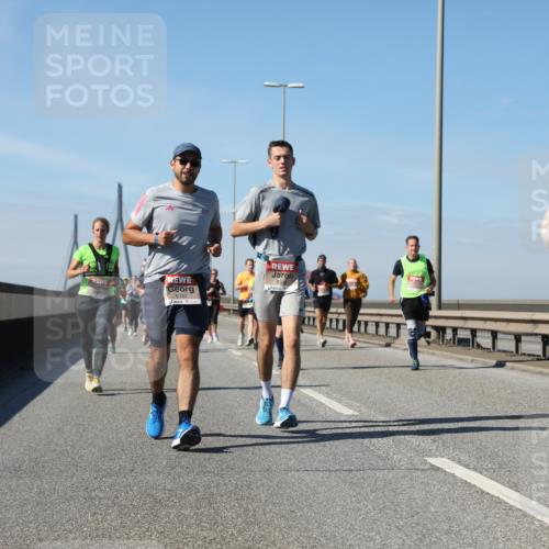 03.10.2025 - Köhlbrandbrückenlauf Yannick Fuchs http://msf.ph/oto/9195662 03.10.2025 12:00:30 Position 3 6337, 6338 meine-sportfotos.de