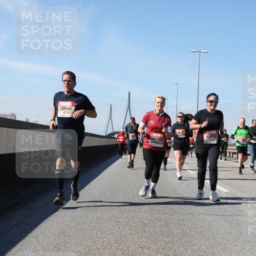03.10.2025 - Köhlbrandbrückenlauf Yannick Fuchs http://msf.ph/oto/9195739 03.10.2025 12:00:49 Position 3 5578, 5981 meine-sportfotos.de