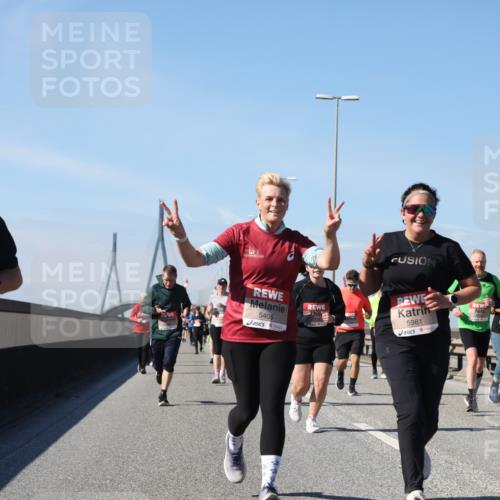 03.10.2025 - Köhlbrandbrückenlauf Yannick Fuchs http://msf.ph/oto/9195741 03.10.2025 12:00:49 Position 3 5578, 5405, 5981 meine-sportfotos.de