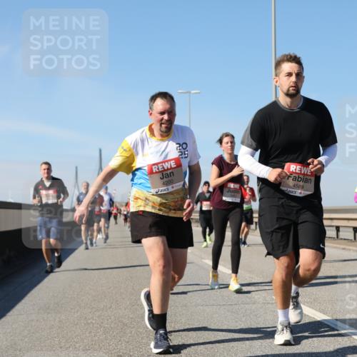 03.10.2025 - Köhlbrandbrückenlauf Yannick Fuchs http://msf.ph/oto/9195877 03.10.2025 12:01:24 Position 3 4200, 5451, 4589 meine-sportfotos.de