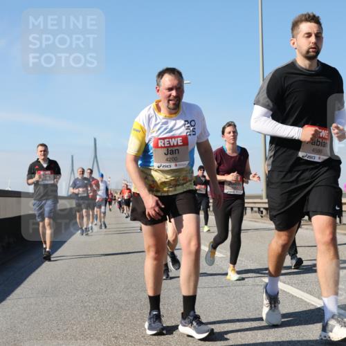 03.10.2025 - Köhlbrandbrückenlauf Yannick Fuchs http://msf.ph/oto/9195878 03.10.2025 12:01:25 Position 3 25, 4200, 5451, 4589 meine-sportfotos.de