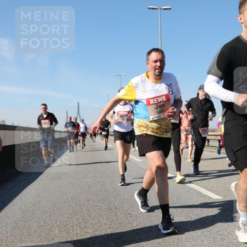 03.10.2025 - Köhlbrandbrückenlauf Yannick Fuchs http://msf.ph/oto/9195881 03.10.2025 12:01:25 Position 3 4200, 4589 meine-sportfotos.de