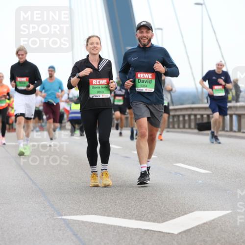03.10.2025 - Köhlbrandbrückenlauf Lena Gebhardt http://msf.ph/oto/9195953 03.10.2025 15:24:07 Position 1 9353, 9354 meine-sportfotos.de