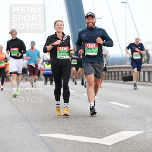 03.10.2025 - Köhlbrandbrückenlauf Lena Gebhardt http://msf.ph/oto/9195954 03.10.2025 15:24:07 Position 1 9353, 9354 meine-sportfotos.de