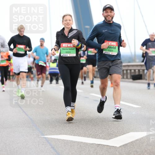 03.10.2025 - Köhlbrandbrückenlauf Lena Gebhardt http://msf.ph/oto/9195955 03.10.2025 15:24:07 Position 1 9353, 9354 meine-sportfotos.de
