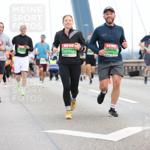 03.10.2025 - Köhlbrandbrückenlauf Lena Gebhardt http://msf.ph/oto/9195957 03.10.2025 15:24:07 Position 1 9353, 9354 meine-sportfotos.de