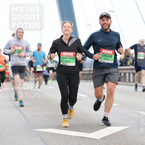 03.10.2025 - Köhlbrandbrückenlauf Lena Gebhardt http://msf.ph/oto/9195958 03.10.2025 15:24:08 Position 1 9353, 9354, 141 meine-sportfotos.de