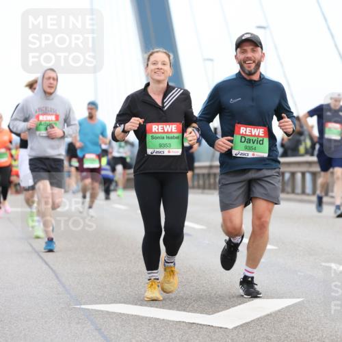 03.10.2025 - Köhlbrandbrückenlauf Lena Gebhardt http://msf.ph/oto/9195959 03.10.2025 15:24:08 Position 1 9353, 9354 meine-sportfotos.de