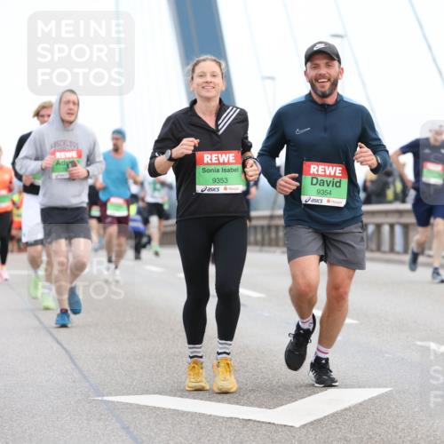 03.10.2025 - Köhlbrandbrückenlauf Lena Gebhardt http://msf.ph/oto/9195960 03.10.2025 15:24:08 Position 1 9353, 9354 meine-sportfotos.de