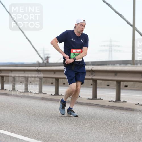 03.10.2025 - Köhlbrandbrückenlauf Lena Gebhardt http://msf.ph/oto/9195968 03.10.2025 15:24:13 Position 1  meine-sportfotos.de