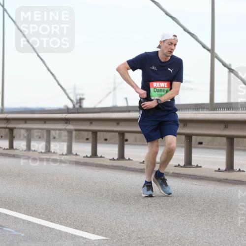03.10.2025 - Köhlbrandbrückenlauf Lena Gebhardt http://msf.ph/oto/9195969 03.10.2025 15:24:14 Position 1 6996, 72814 meine-sportfotos.de