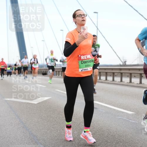 03.10.2025 - Köhlbrandbrückenlauf Lena Gebhardt http://msf.ph/oto/9195977 03.10.2025 15:24:17 Position 1 8994, 7403 meine-sportfotos.de