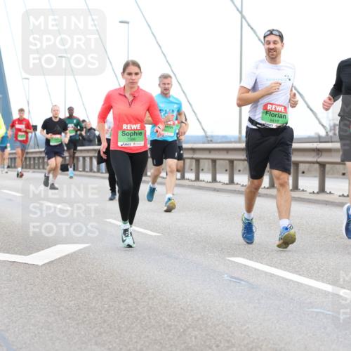 03.10.2025 - Köhlbrandbrückenlauf Lena Gebhardt http://msf.ph/oto/9195991 03.10.2025 15:24:24 Position 1 7386, 9416 meine-sportfotos.de