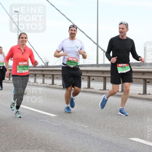 03.10.2025 - Köhlbrandbrückenlauf Lena Gebhardt http://msf.ph/oto/9195994 03.10.2025 15:24:25 Position 1 7386, 9416, 9417 meine-sportfotos.de