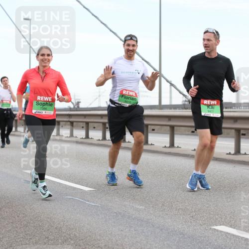 03.10.2025 - Köhlbrandbrückenlauf Lena Gebhardt http://msf.ph/oto/9195996 03.10.2025 15:24:25 Position 1 7386, 9416, 9417 meine-sportfotos.de