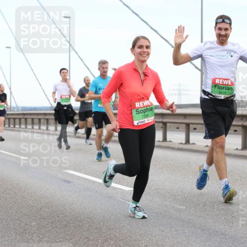 03.10.2025 - Köhlbrandbrückenlauf Lena Gebhardt http://msf.ph/oto/9195997 03.10.2025 15:24:26 Position 1 7386, 9416 meine-sportfotos.de