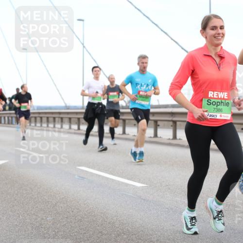 03.10.2025 - Köhlbrandbrückenlauf Lena Gebhardt http://msf.ph/oto/9195999 03.10.2025 15:24:26 Position 1 7386, 9416 meine-sportfotos.de