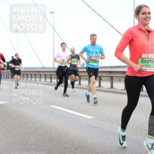 03.10.2025 - Köhlbrandbrückenlauf Lena Gebhardt http://msf.ph/oto/9196000 03.10.2025 15:24:26 Position 1 7386, 9416 meine-sportfotos.de