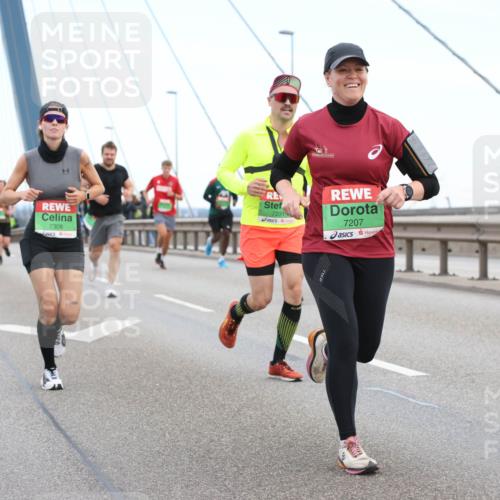 03.10.2025 - Köhlbrandbrückenlauf Lena Gebhardt http://msf.ph/oto/9196006 03.10.2025 15:24:28 Position 1 7308, 1964, 7231, 7207 meine-sportfotos.de