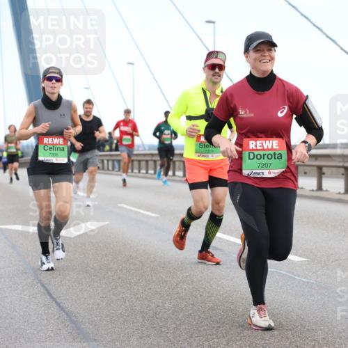 03.10.2025 - Köhlbrandbrückenlauf Lena Gebhardt http://msf.ph/oto/9196007 03.10.2025 15:24:28 Position 1 7308, 7231, 7207 meine-sportfotos.de
