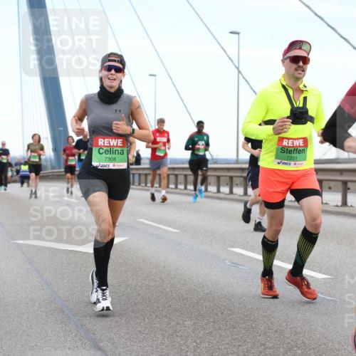 03.10.2025 - Köhlbrandbrückenlauf Lena Gebhardt http://msf.ph/oto/9196008 03.10.2025 15:24:29 Position 1 7308, 7231, 7207 meine-sportfotos.de