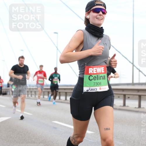 03.10.2025 - Köhlbrandbrückenlauf Lena Gebhardt http://msf.ph/oto/9196012 03.10.2025 15:24:30 Position 1 7308, 1964 meine-sportfotos.de