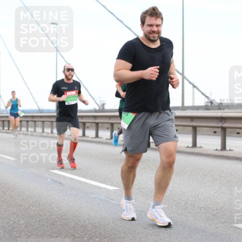 03.10.2025 - Köhlbrandbrückenlauf Lena Gebhardt http://msf.ph/oto/9196020 03.10.2025 15:24:32 Position 1  meine-sportfotos.de