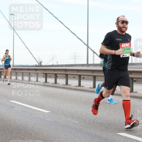 03.10.2025 - Köhlbrandbrückenlauf Lena Gebhardt http://msf.ph/oto/9196026 03.10.2025 15:24:34 Position 1 7259, 734 meine-sportfotos.de