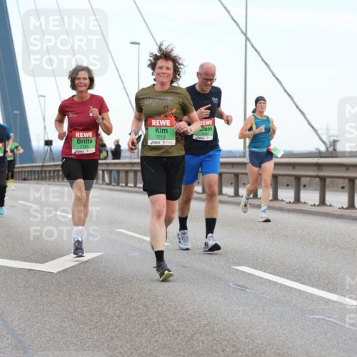 03.10.2025 - Köhlbrandbrückenlauf Lena Gebhardt http://msf.ph/oto/9196027 03.10.2025 15:24:34 Position 1 7057, 7213, 7151 meine-sportfotos.de