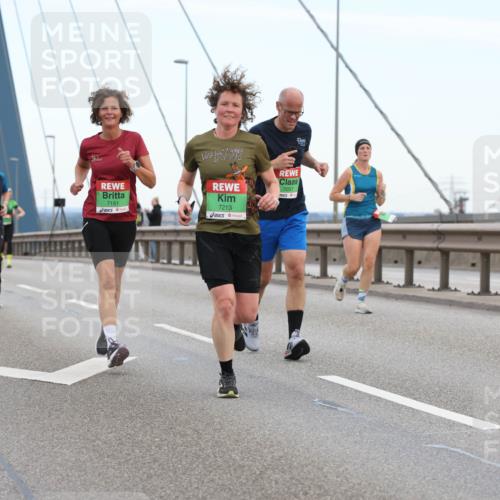 03.10.2025 - Köhlbrandbrückenlauf Lena Gebhardt http://msf.ph/oto/9196028 03.10.2025 15:24:34 Position 1 7057, 7151, 7213 meine-sportfotos.de