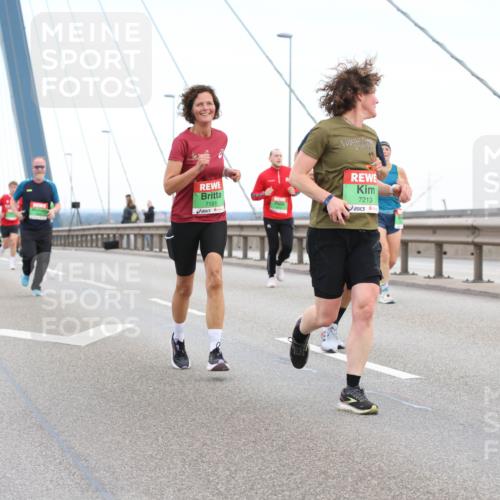 03.10.2025 - Köhlbrandbrückenlauf Lena Gebhardt http://msf.ph/oto/9196031 03.10.2025 15:24:35 Position 1 201, 7151, 7213 meine-sportfotos.de