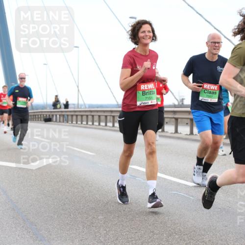 03.10.2025 - Köhlbrandbrückenlauf Lena Gebhardt http://msf.ph/oto/9196034 03.10.2025 15:24:36 Position 1 7151, 7057, 7213 meine-sportfotos.de